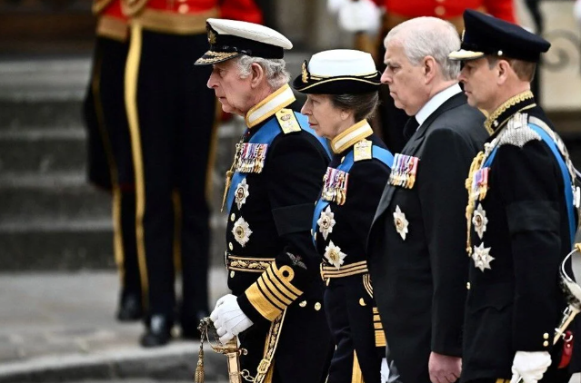 Londra'da hayat durdu! Kraliçe Elizabeth son yolculuğuna uğurlandı