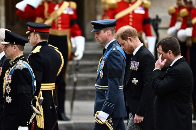 Londra'da hayat durdu! Kraliçe Elizabeth son yolculuğuna uğurlandı