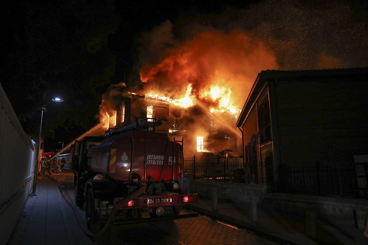 İstanbul Zeytinburnu'nda tarihi Merkez Efendi Fırını cayır cayır yandı! Harabeye döndü