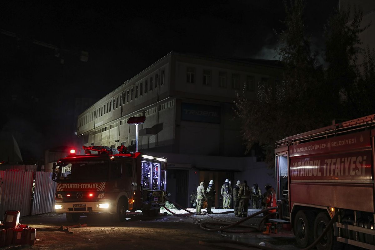 Beylikdüzü'ndeki plastik fabrikası 16 saattir yanıyor! Çevredeki binalar boşaltıldı