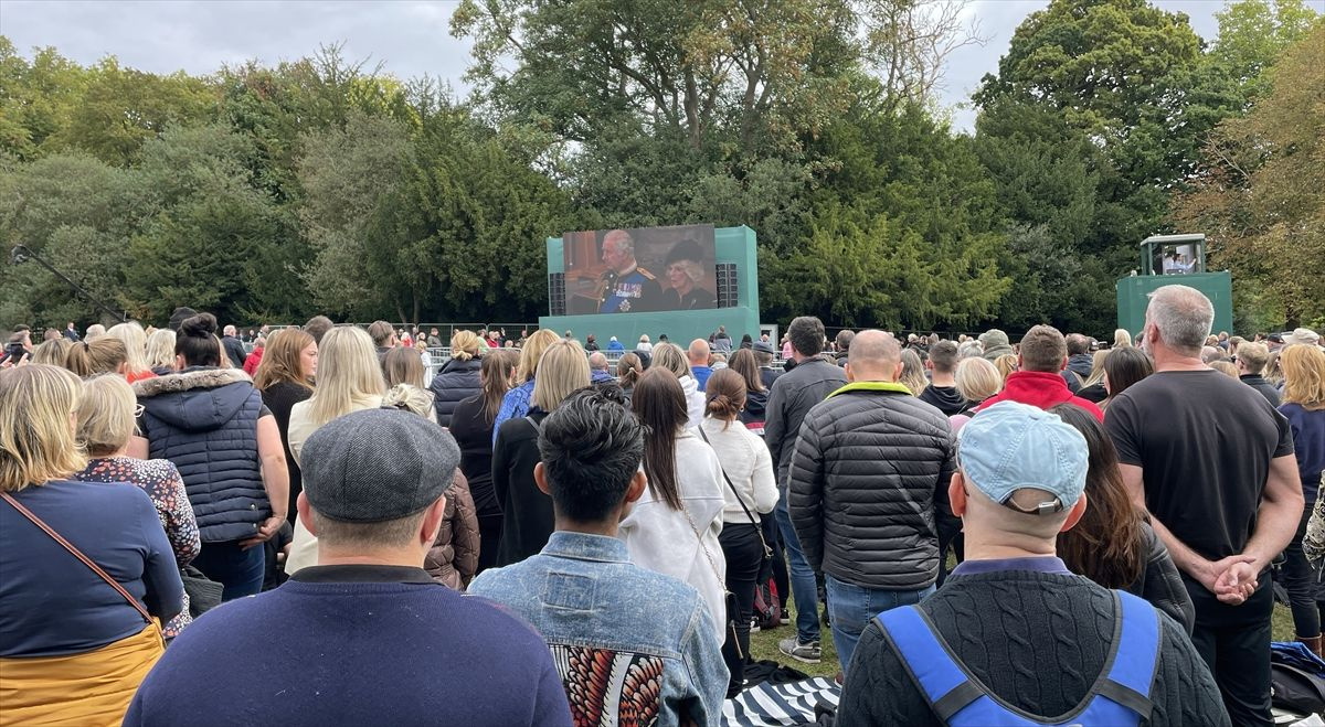 Londra'da hayat durdu! Kraliçe Elizabeth son yolculuğuna uğurlandı