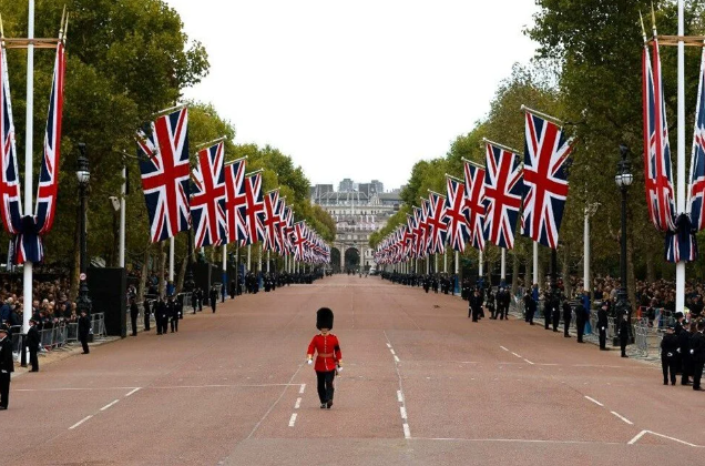 Londra'da hayat durdu! Kraliçe Elizabeth son yolculuğuna uğurlandı