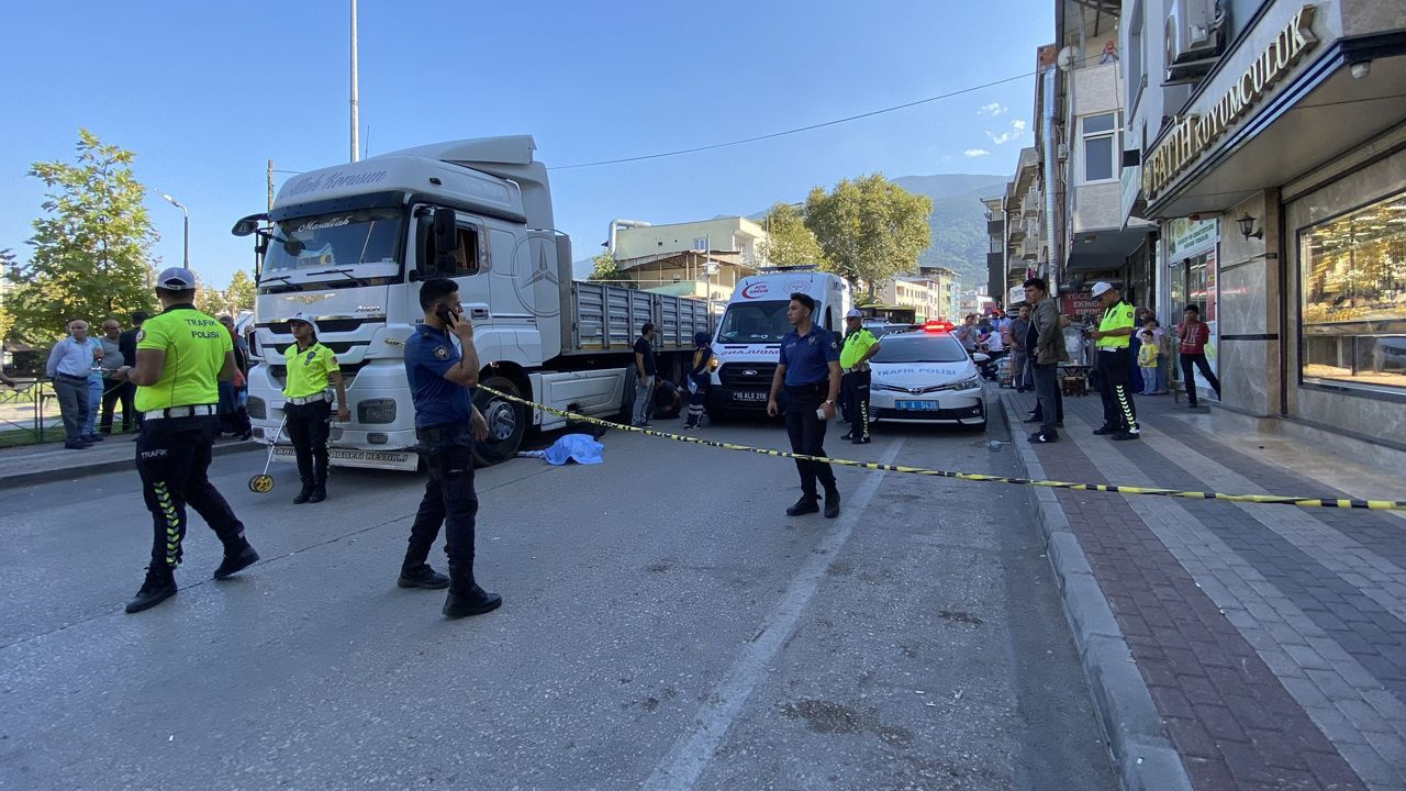 Bursa'da bir evladın en acı anı... Ölen babasının yanına çöküp gözyaşı döktü
