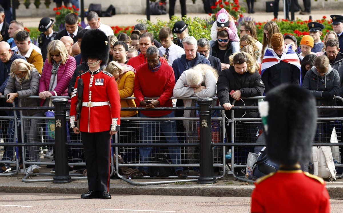 Londra'da hayat durdu! Kraliçe Elizabeth son yolculuğuna uğurlandı