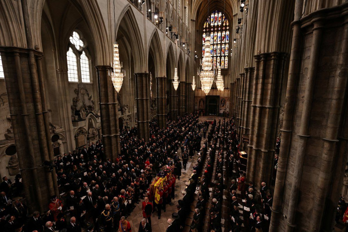 Londra'da hayat durdu! Kraliçe Elizabeth son yolculuğuna uğurlandı