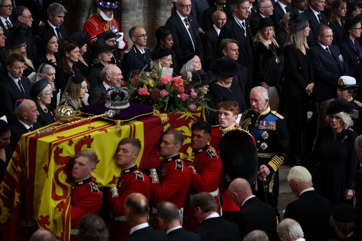 Londra'da hayat durdu! Kraliçe Elizabeth son yolculuğuna uğurlandı
