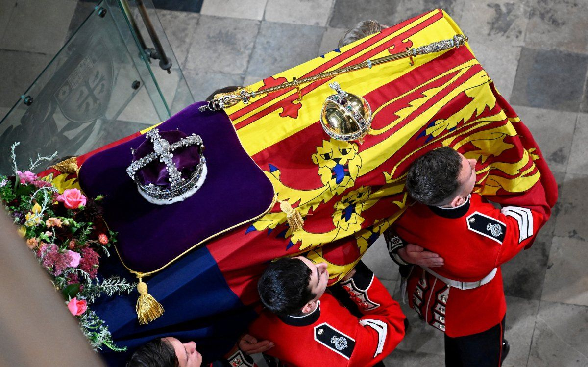 Londra'da hayat durdu! Kraliçe Elizabeth son yolculuğuna uğurlandı