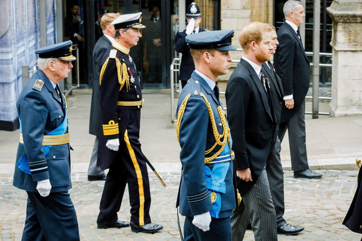 Londra'da hayat durdu! Kraliçe Elizabeth son yolculuğuna uğurlandı