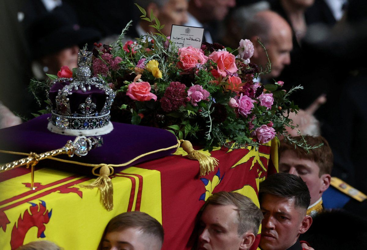 Londra'da hayat durdu! Kraliçe Elizabeth son yolculuğuna uğurlandı
