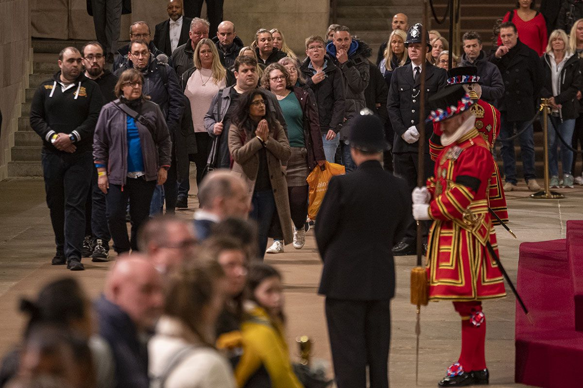 Londra'da hayat durdu! Kraliçe Elizabeth son yolculuğuna uğurlandı
