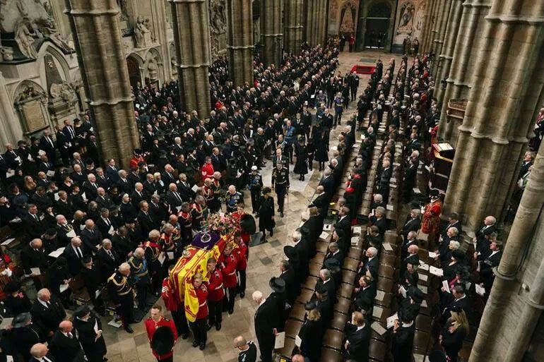 Londra'da hayat durdu! Kraliçe Elizabeth son yolculuğuna uğurlandı