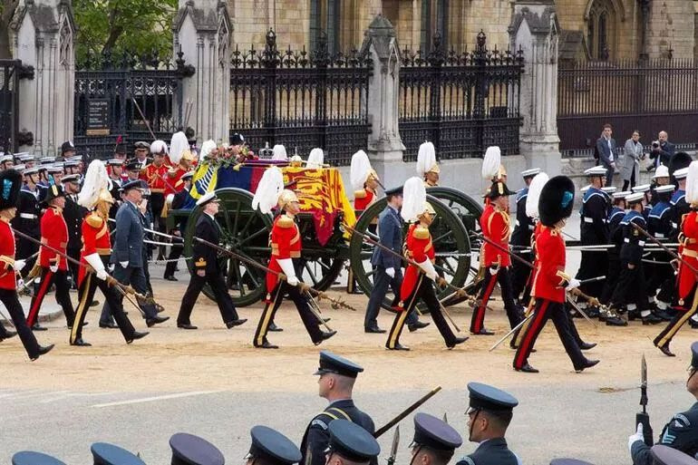 Londra'da hayat durdu! Kraliçe Elizabeth son yolculuğuna uğurlandı