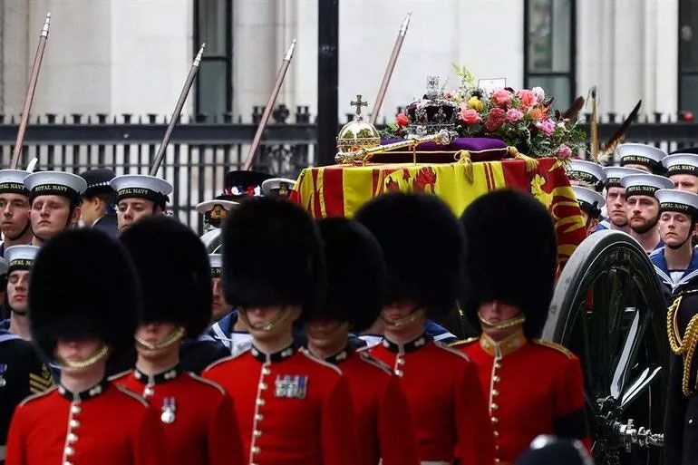 Londra'da hayat durdu! Kraliçe Elizabeth son yolculuğuna uğurlandı