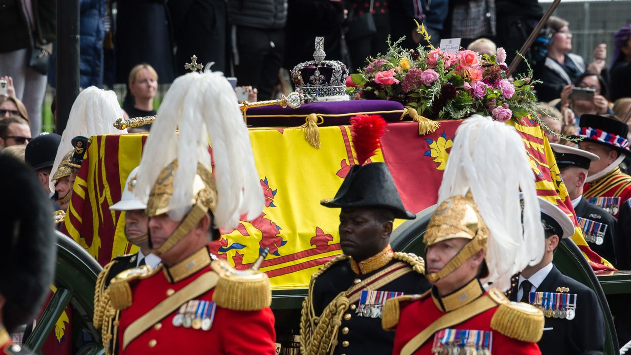 Londra'da hayat durdu! Kraliçe Elizabeth son yolculuğuna uğurlandı