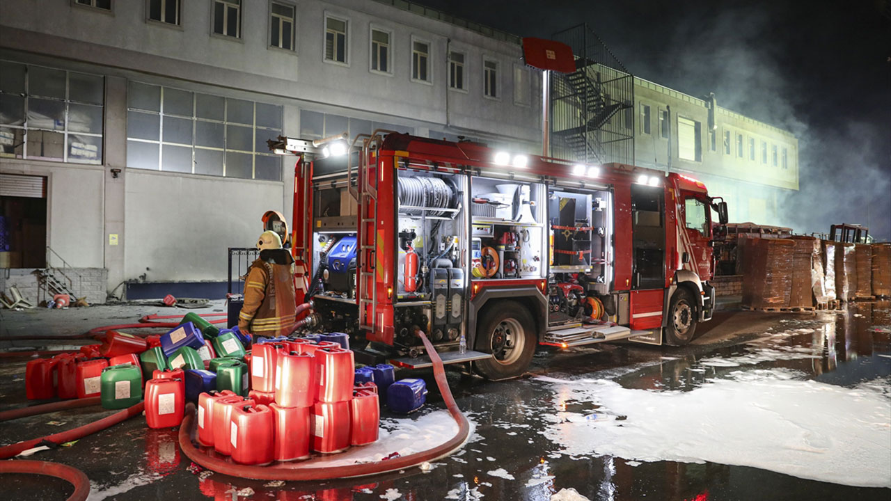 Beylikdüzü'ndeki plastik fabrikası 16 saattir yanıyor! Çevredeki binalar boşaltıldı