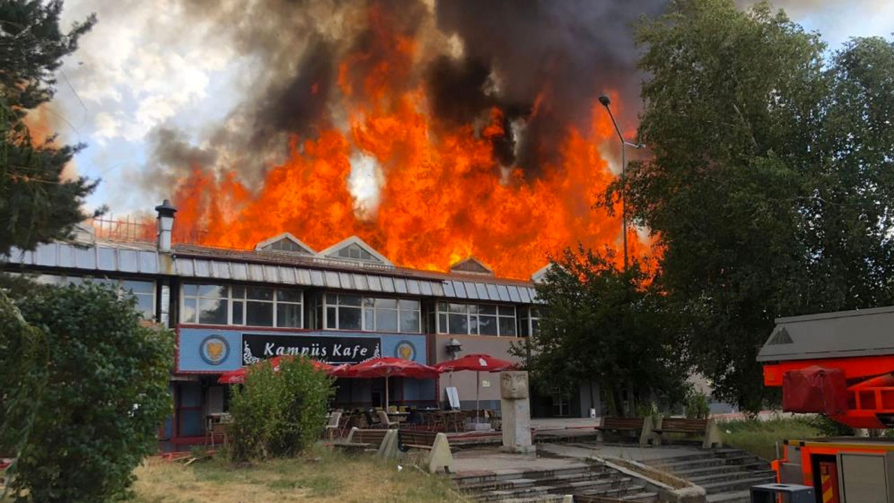 Öğrenci yemekhanesindeki yangında alevler gökyüzünü sardı