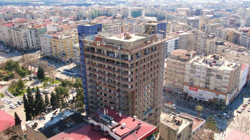 Dünyanın en saçma binası tarih oldu! Kahramanmaraş'taki binanın yerine bakın ne yapılacak