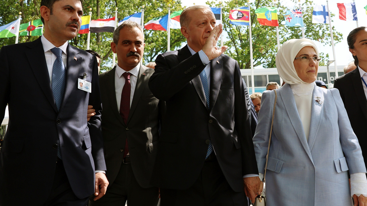 El ele yürüyerek geçtiler! Erdoğan çifti, Türkevi'nde açılan atık sergisini gezdi