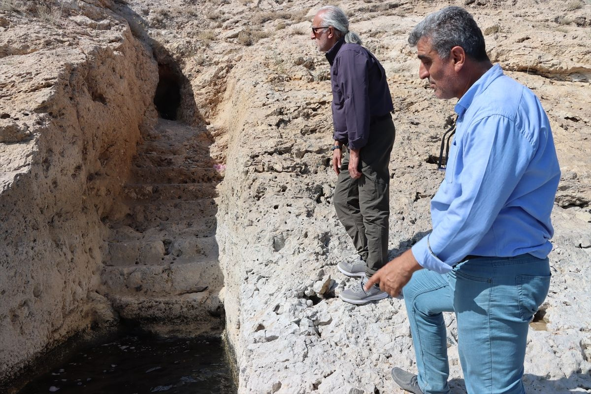 Van Gölü'nde sular çekildi kayaya oyulan Urartu Limanı ortaya çıktı! İlk defa görüldü