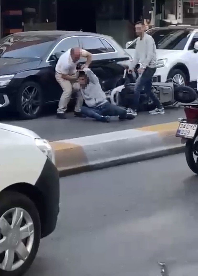  İstanbul’da cadde ortasında silahlı çatışma! 2 kişi yaralandı o anlar kamerada