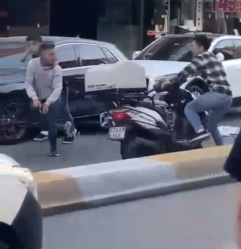  İstanbul’da cadde ortasında silahlı çatışma! 2 kişi yaralandı o anlar kamerada