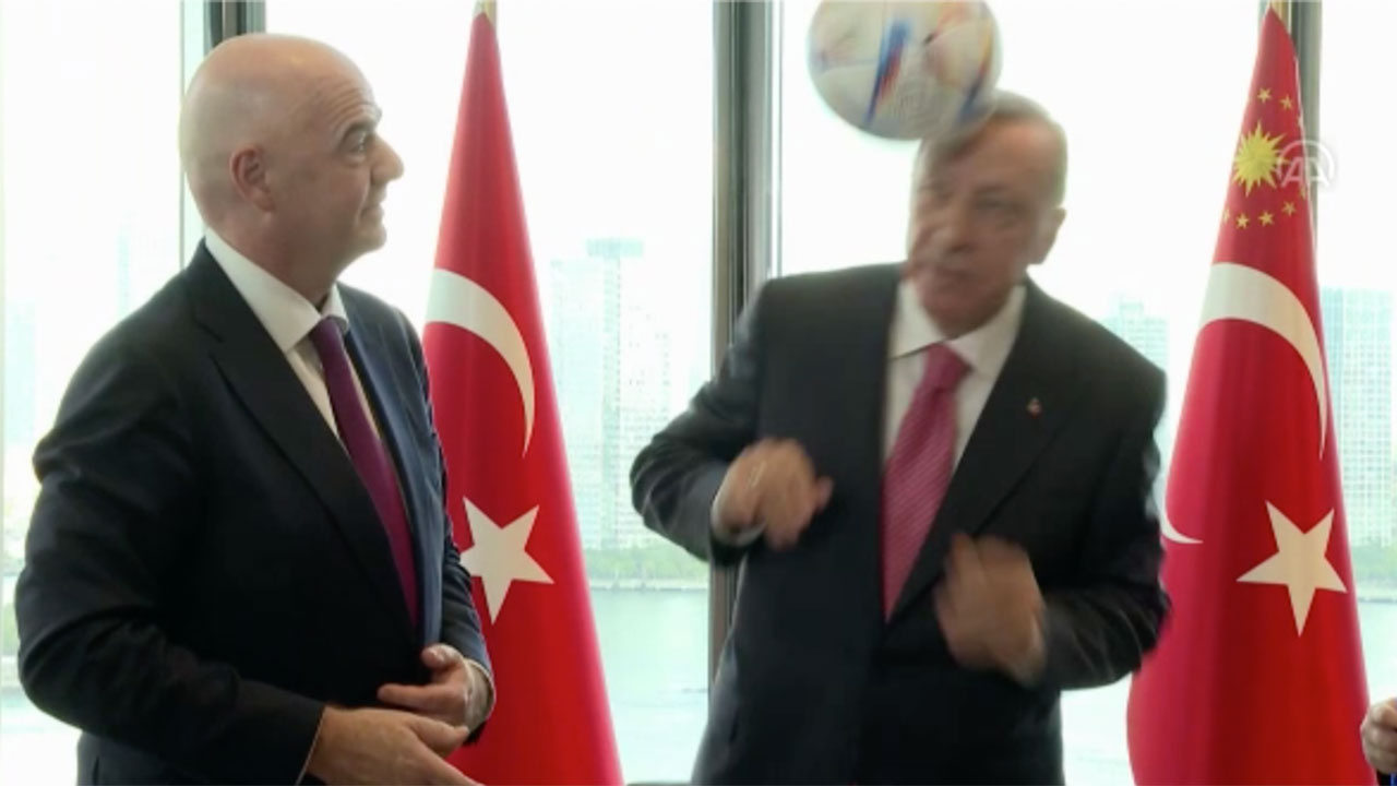 Cumhurbaşkanı Erdoğan, FIFA Başkanı Infantino'yu kabul etti! Özel topa kafa attı