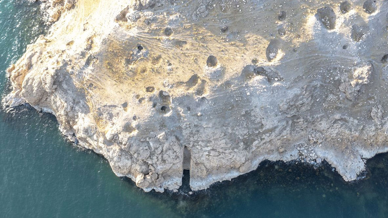 Van Gölü'nde sular çekildi kayaya oyulan Urartu Limanı ortaya çıktı! İlk defa görüldü
