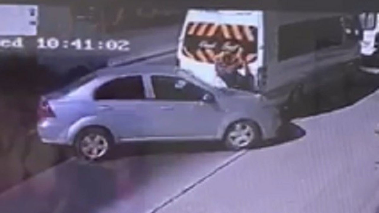 İzmir'de inanılmaz kaza kamerada! İki aracın arasında kalan adam ölümden döndü