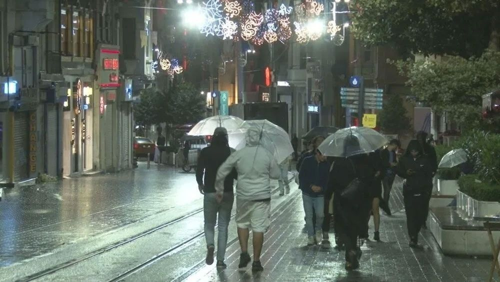 İstanbul'da yağmur başladı sıcaklık 16 dereceye düşecek! Yağış kaç gün sürecek flaş uyarılar