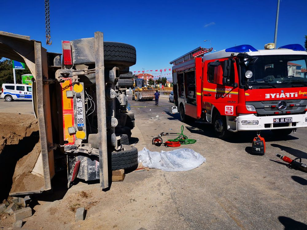 Ankara'da feci olay! Acil tıp teknikeri devrilen kamyonun altında kaldı arkadaşları sinir krizi geçirdi