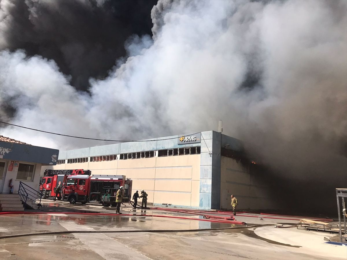 İzmir Torbalı'da bir yatak fabrikasında yangın çıktı! 2 fabrikaya daha sıçradı