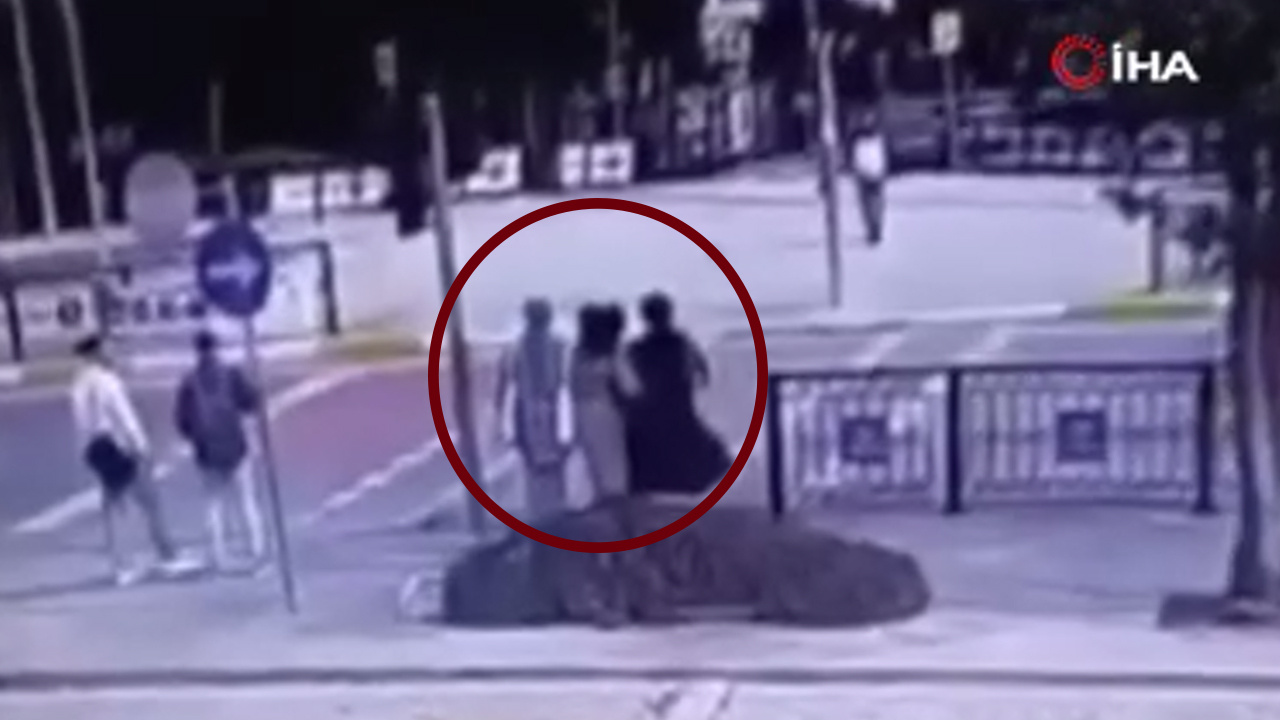 İstanbul'da 2 genç kıza araç çarptı! Metrelerce savruldukları anlar kamerada