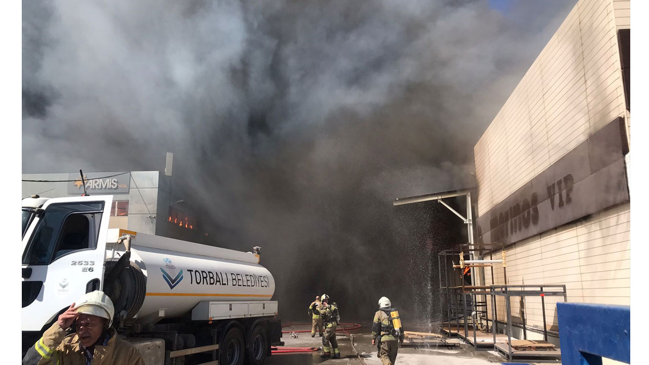İzmir Torbalı'da bir yatak fabrikasında yangın çıktı! 2 fabrikaya daha sıçradı