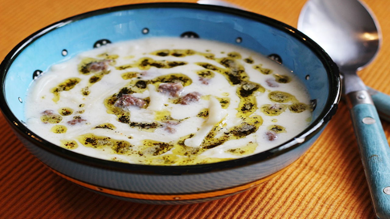 Akşama yemeklerin yanında bu çorbayı yapın, namınız her yerde duyulsun! Köfteli yoğurt çorbası tarifi