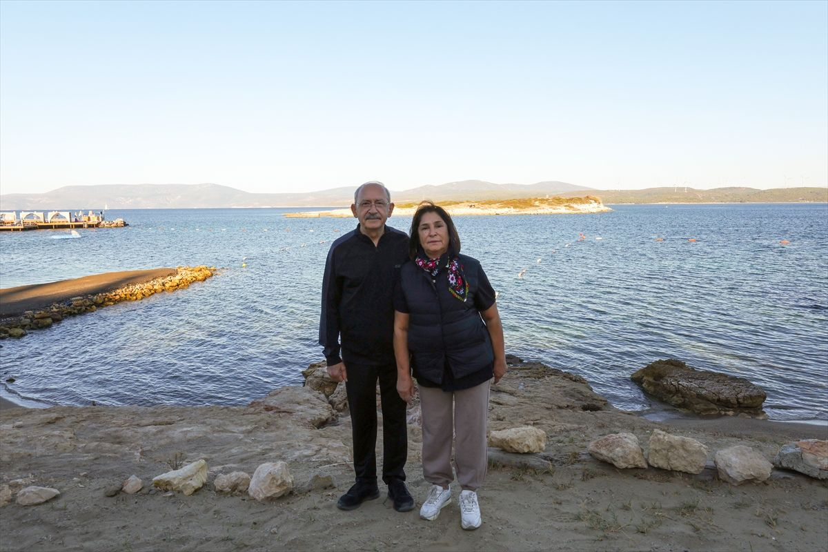 Kılıçdaroğlu ve eşi Selvi Hanım İzmir'de! Deniz kenarında el ele yürüyüş yaptılar