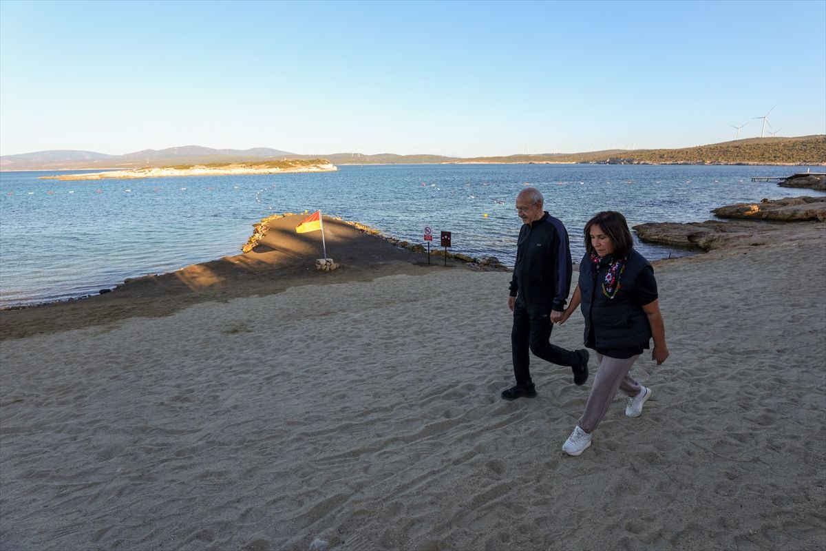 Kılıçdaroğlu ve eşi Selvi Hanım İzmir'de! Deniz kenarında el ele yürüyüş yaptılar