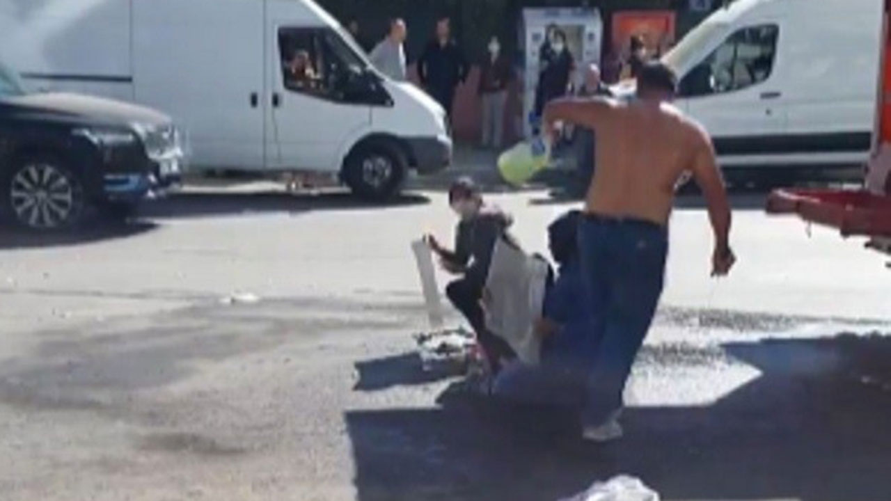 İzmir'de seyyar satıcı çocuklarının üzerine benzin döküp yakmak istedi! Korku dolu anlar kamerada