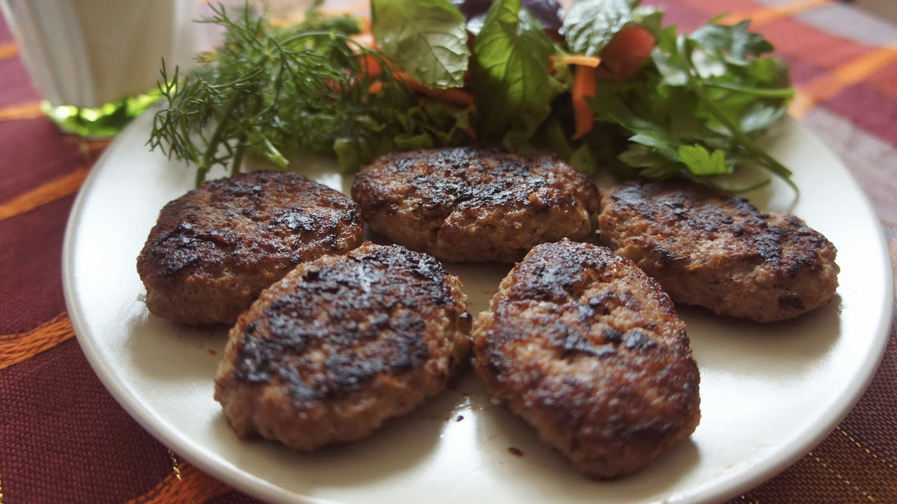 Akşama yemek yapmaya zamanı olmayanlar koşsun! Pratik çulluk köftesiyle tüm vakitiniz size kalsın