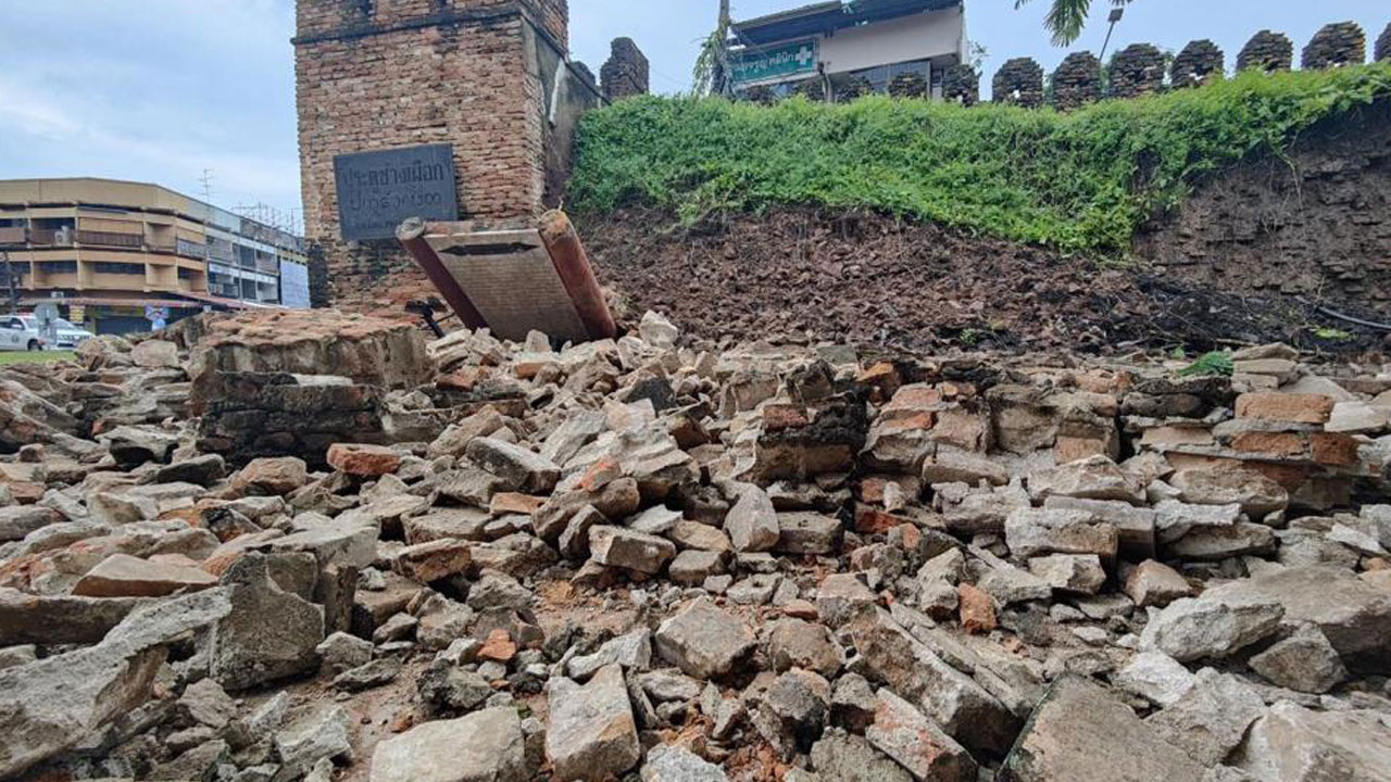 Şiddetli yağışlara dayanamadı: 750 yıllık antik kentin duvarı çöktü!