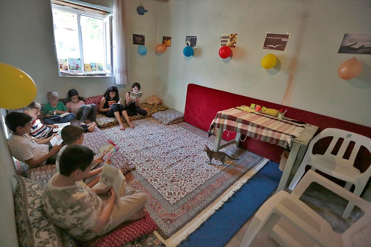Elazığ'da çocuklar evinden çıkmaz oldu Saniye nine cennetin kapısını araladı