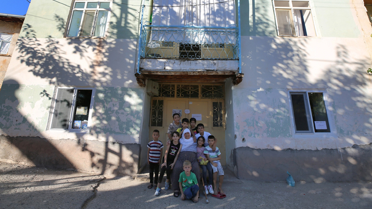 Elazığ'da çocuklar evinden çıkmaz oldu Saniye nine cennetin kapısını araladı