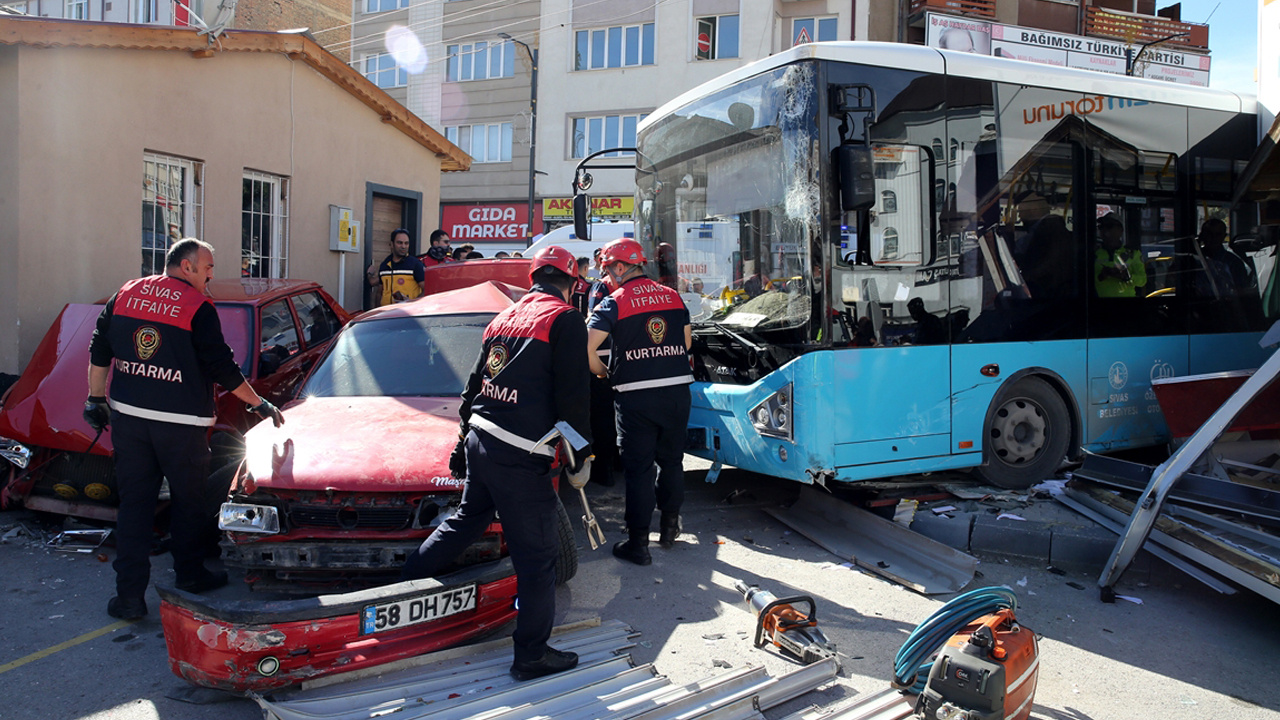 Sivas'ta halk otobüsü önüne kattığını sürükledi! Yaralılar var