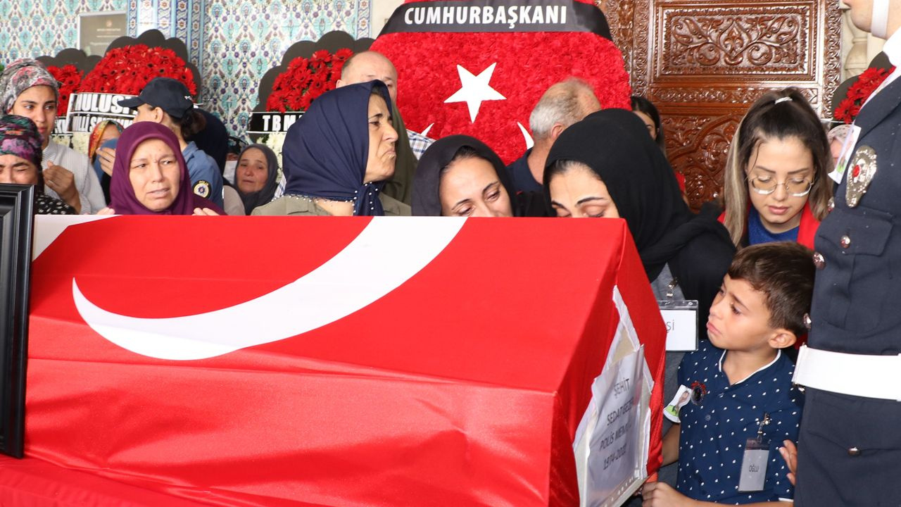 Şehit polis Sedat Gezer'in cenaze töreninde acı feryatlar! Eşi ve annesi kahroldu