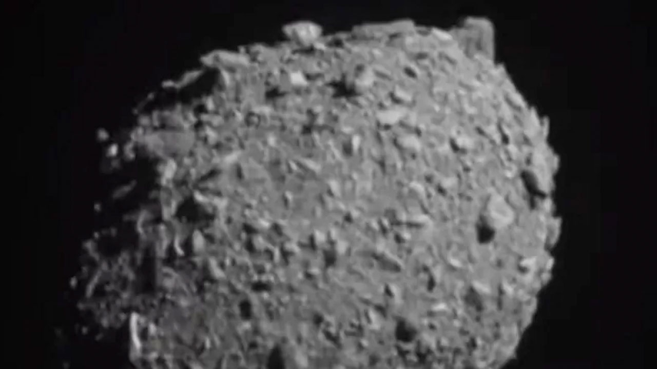 NASA'nın uzay aracı asteroide tam isabetle çarptı