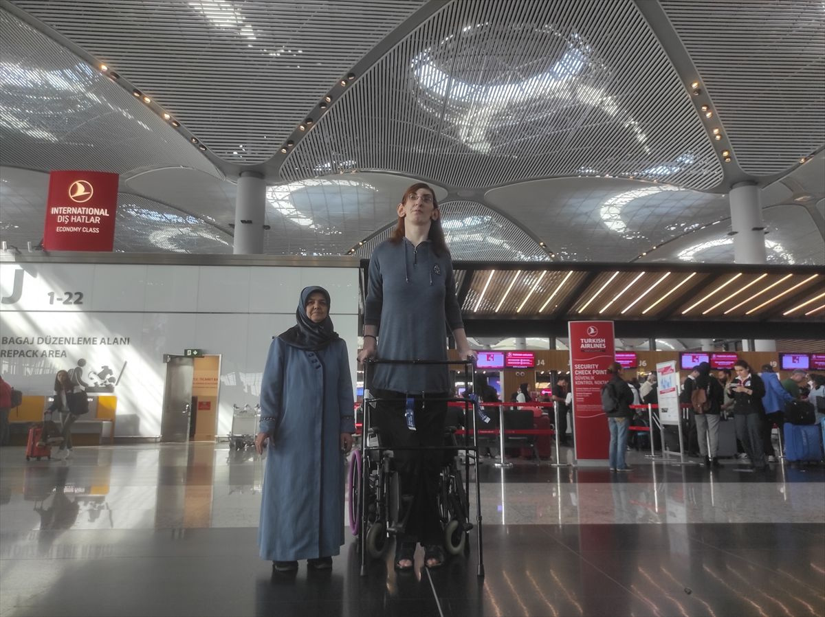 6 koltuk sedye haline getirildi! Dünyanın en uzun boylu kadını kadını Rumeysa ilk kez uçağa bindi