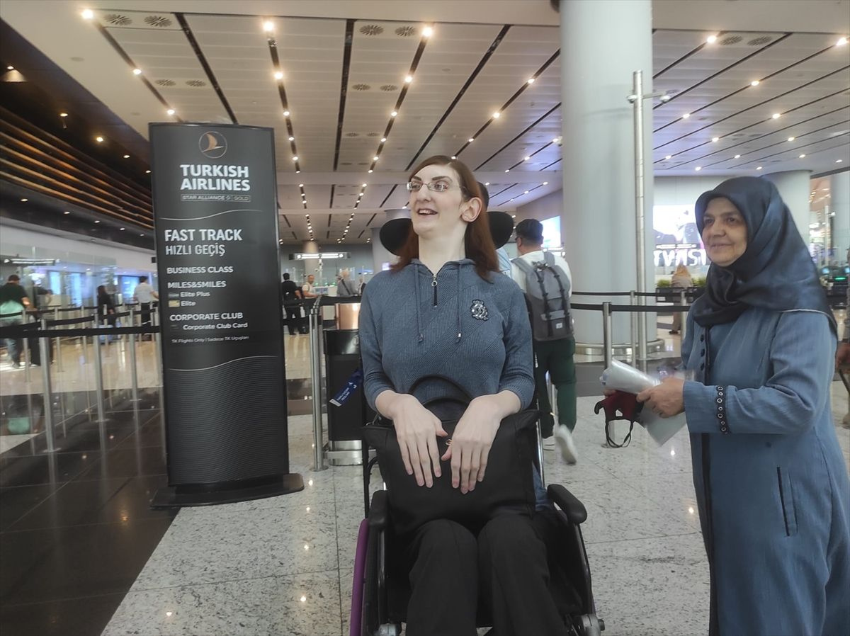 6 koltuk sedye haline getirildi! Dünyanın en uzun boylu kadını kadını Rumeysa ilk kez uçağa bindi