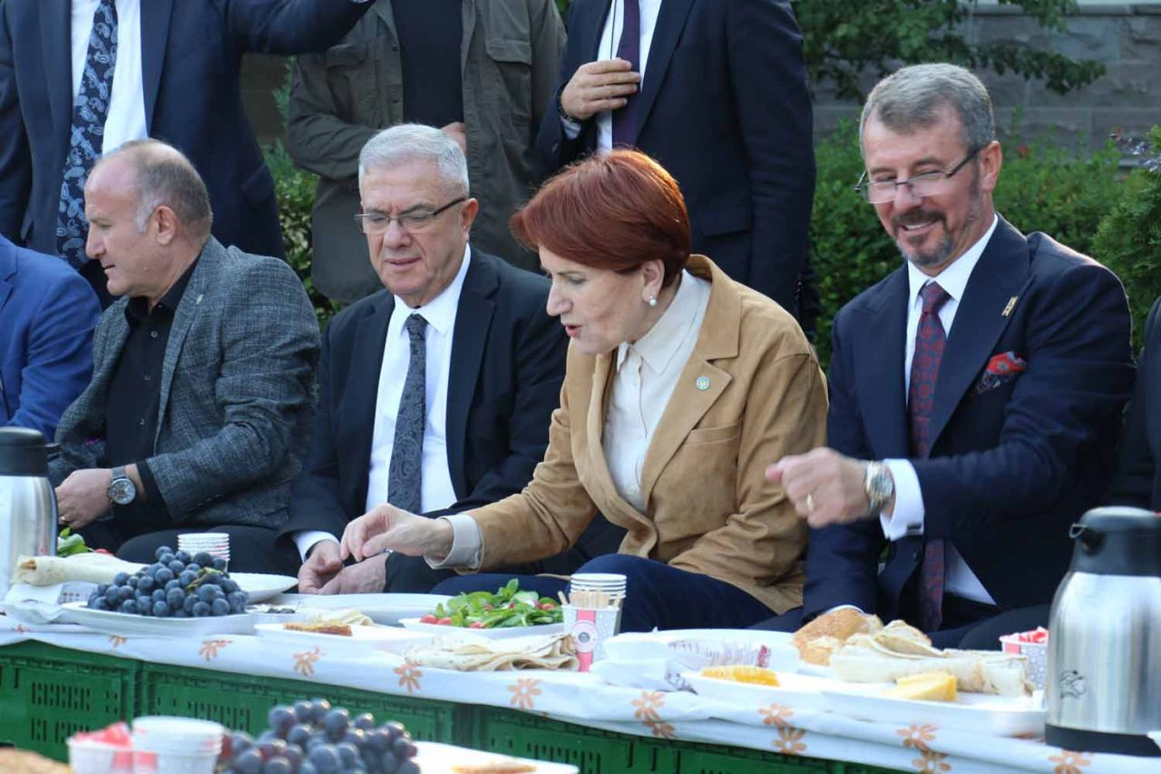 İYİ Parti lideri Ankara'da! Esnafı dinledi sebze kasalarının üzerine kahvaltı etti