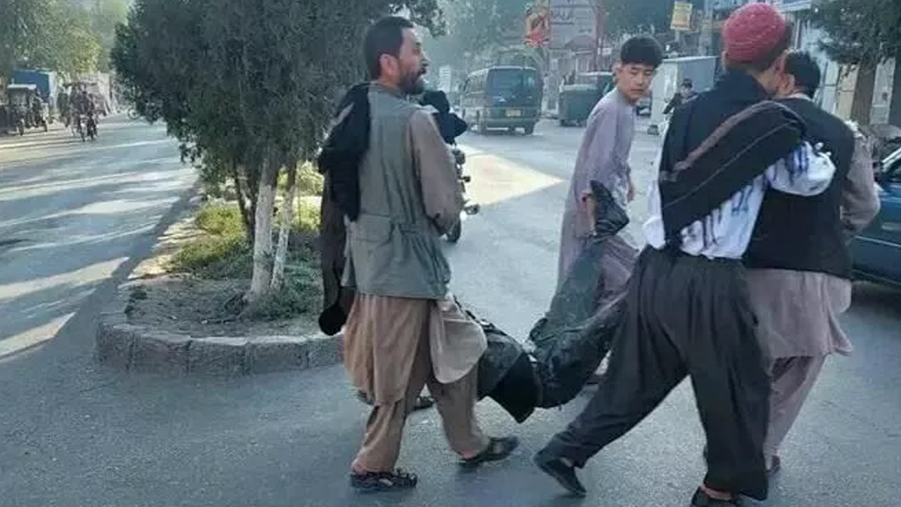 Okula bombalı saldırı! Onlarca ölü ve yaralı var Afganistan'dan dehşet verici görüntüler