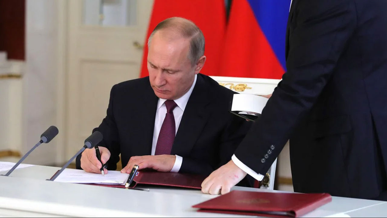 Putin Ukrayna'da iki bölgenin bağımsızlıklarını tanıyan kararnameyi imzaladı