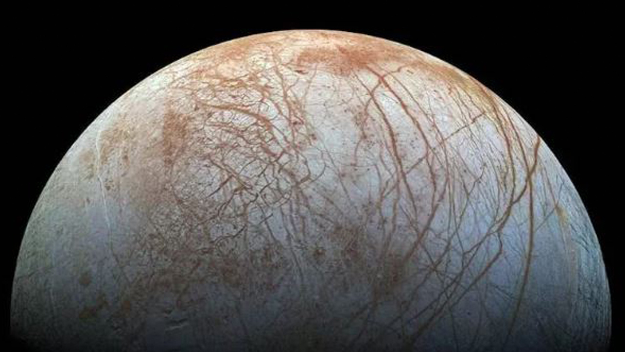 Jüpiter'in uydusu Europa ilk kez yakından görüntülendi